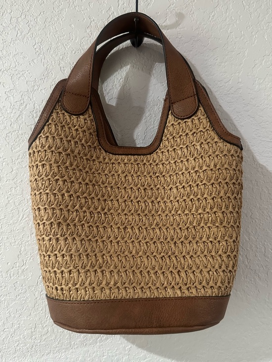 Tommy Bahama Handbags - Tommy Bahama Tan and Brown Straw Bucket bag purse